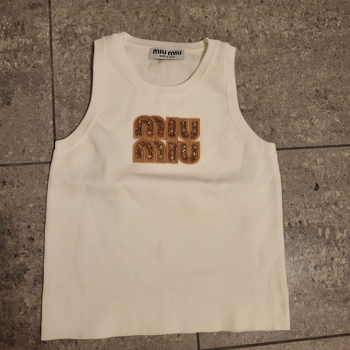 Miu Miu Tops: Miu Miu Tanktop – Neuf (Voir description) à Allschwil par lor_6cgq