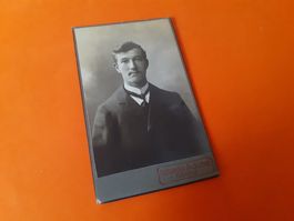 SCHWIIZER MAA DAZUMAL - un JEUNE HOMME - GENEVE GENF