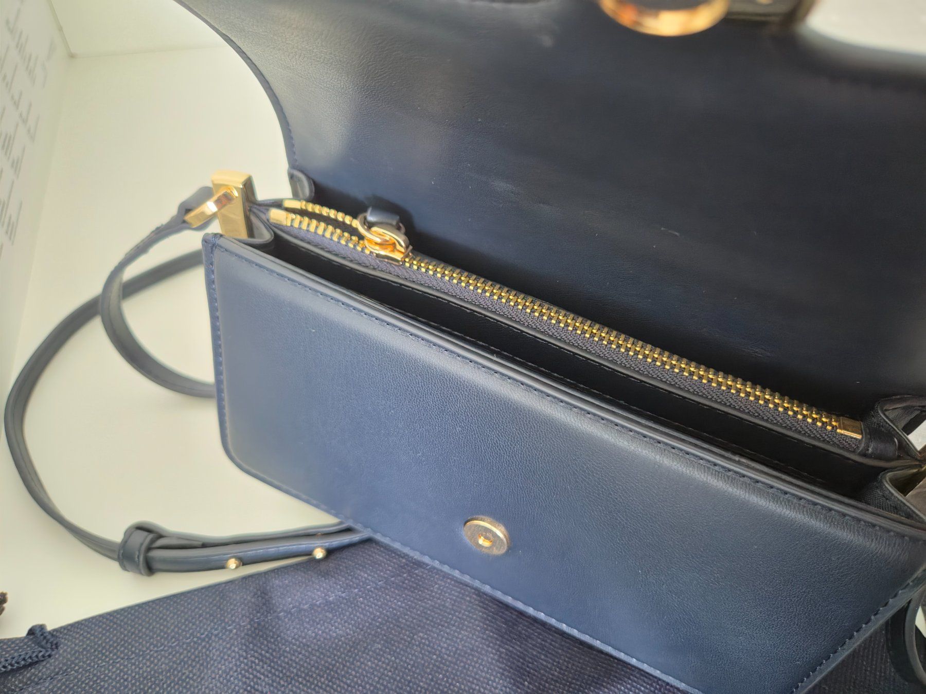 Tommy Hilfiger Borse da donna: Tommy Hilfiger  HERITAGE MINI CROSSOVER - Umhängetasche – Usato da Reinach AG venduto da mali.kes 1