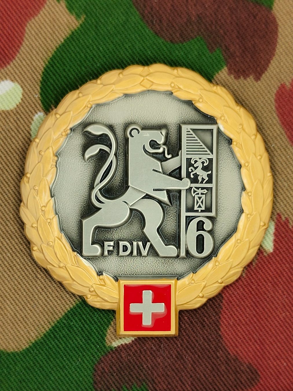 Schweizer Armee Placchette & Badge: Béretemblem Felddivision 6 Goldkranz, Variante 1 – Usato da Bauma venduto da SwissMilitaria