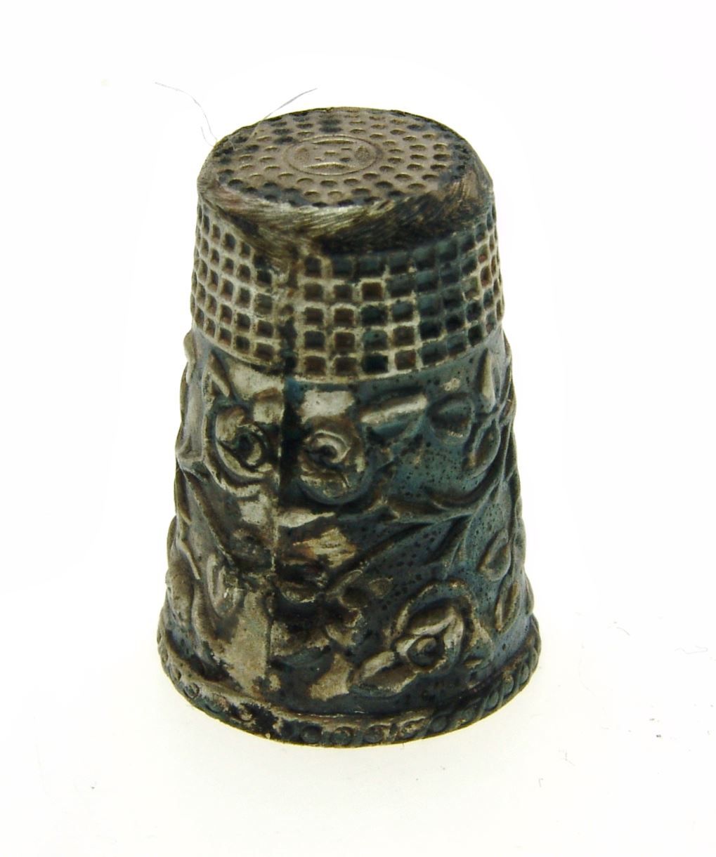 Fingerhüte: Fingerhut mit Blumenmotiv (5) – Gebraucht aus Langenthal von Sherkaan 2