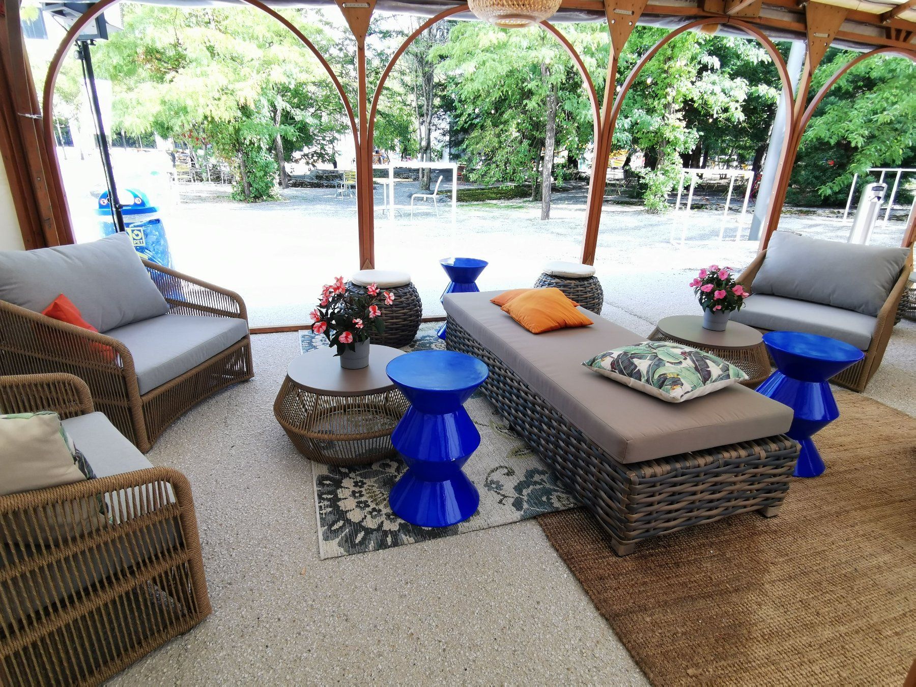 Comodini: Beistelltisch Lack DUNKELBLAU – Usato da Bremgarten AG venduto da outdoorlounge