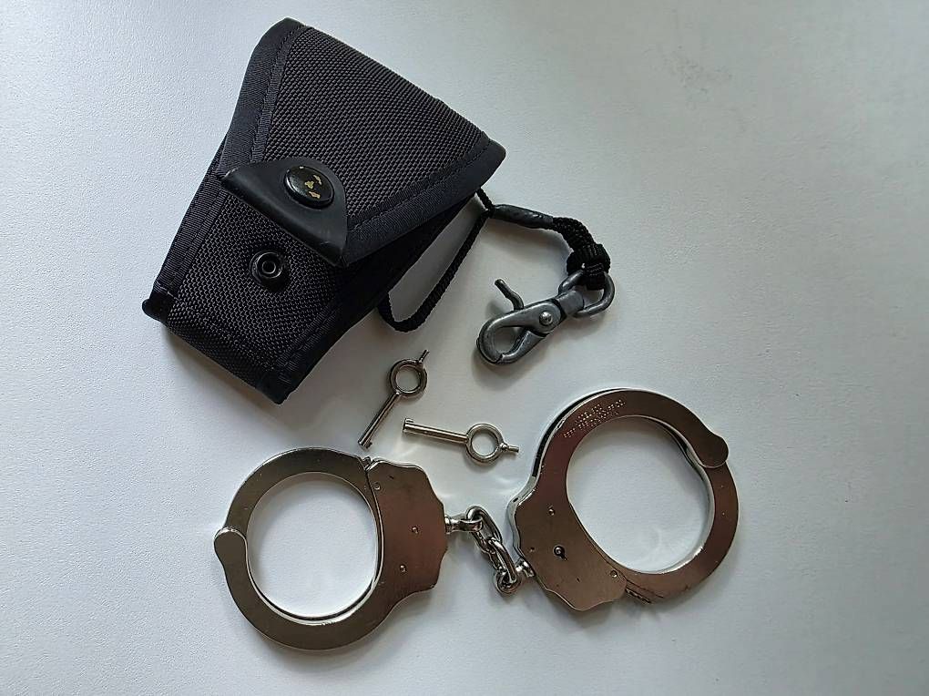 Autres événements d'entreprise et fêtes: Handschellen Peerless / Handfesseln / Original Polizei  – D'occasion à Muttenz par weg_tp6d