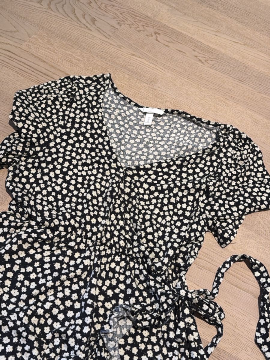 H&M Kleider: Umstandskleid mit Blumenmuster schwarz | Grösse M – Gebraucht aus Emmetten von coluna_6376 2