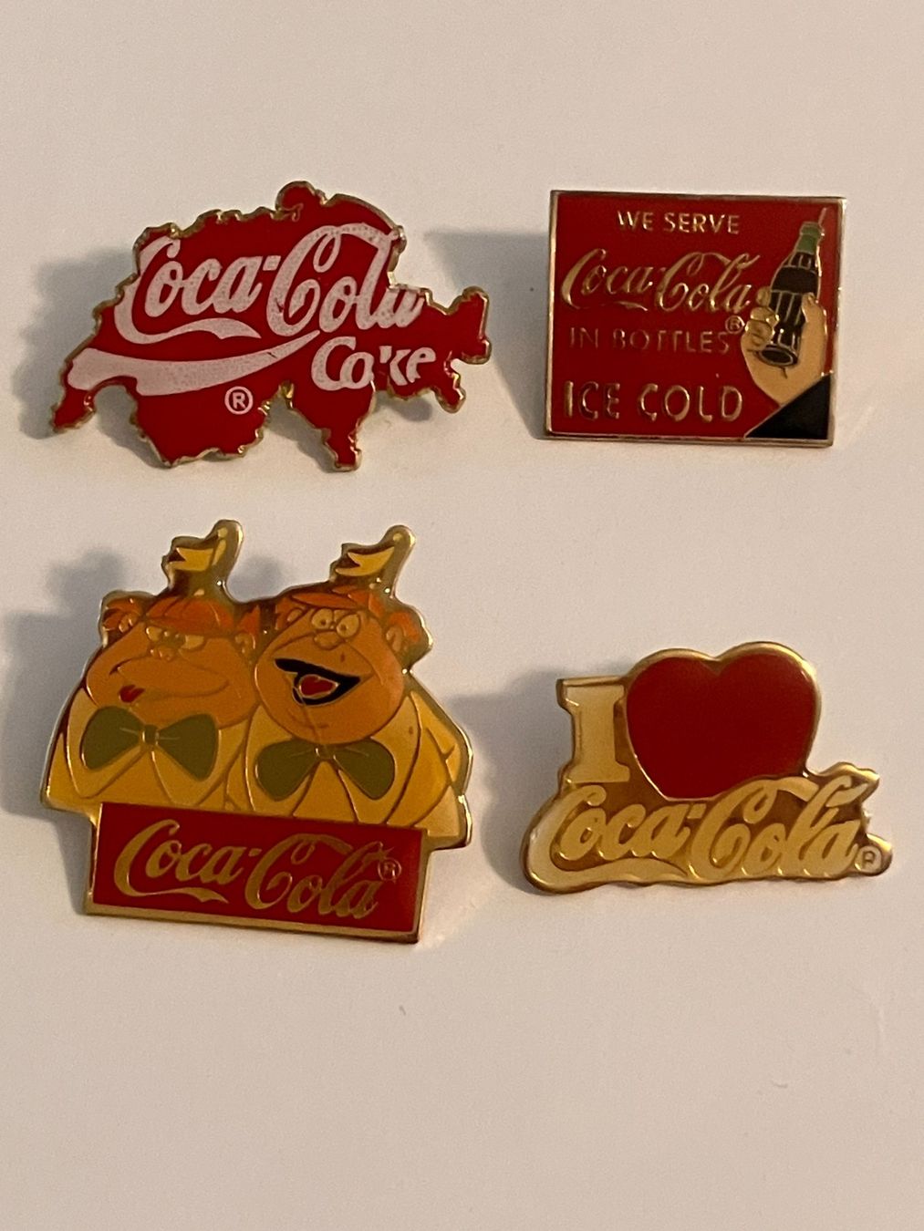 Placchette & Badge: 4 Pin Coca Cola – Usato da Basel venduto da djwwpp