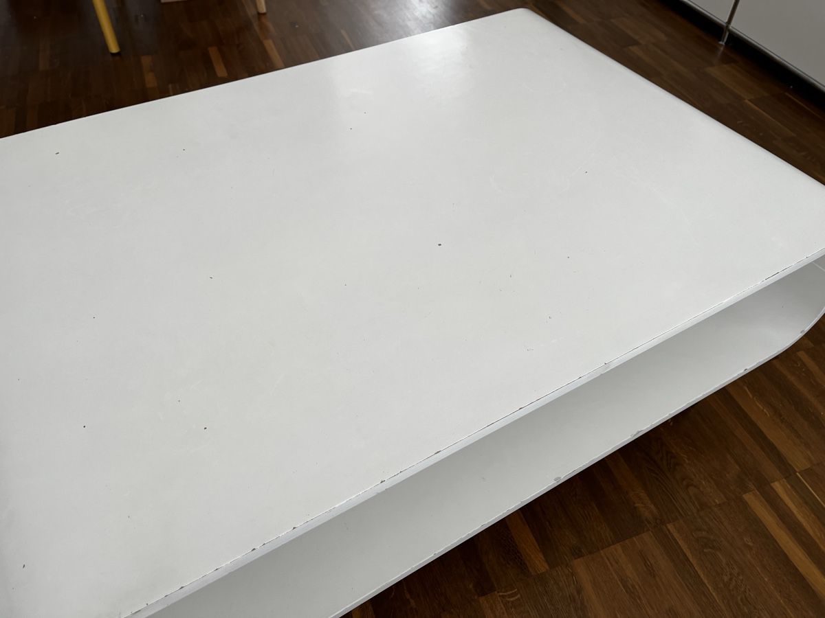 Tische: Couchtisch weiss mit Rollen mit Gebrauchsspuren – Gebraucht aus Belp von Feebee 2