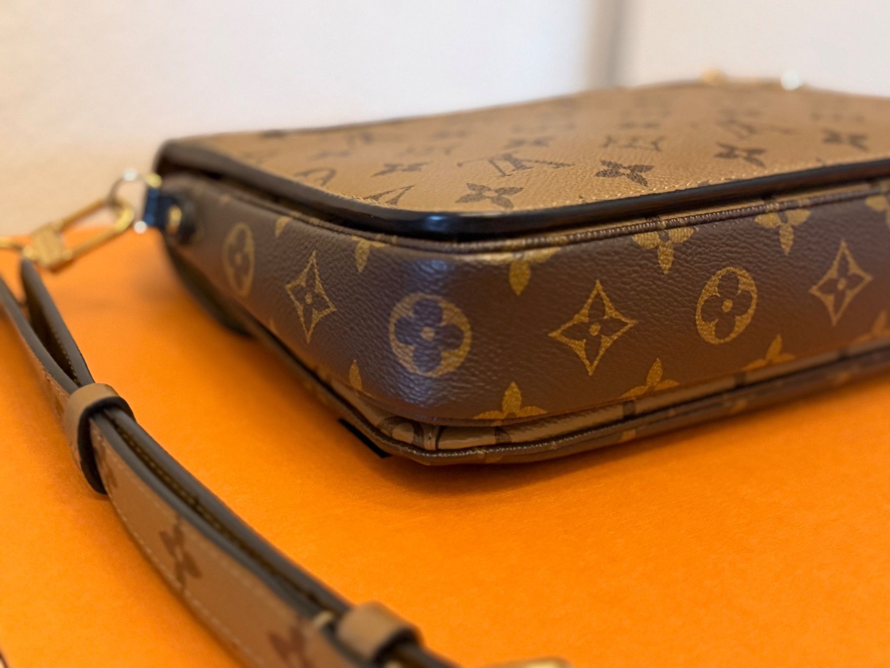 Louis Vuitton Sacs femmes: Louis Vuitton Pochette Metis Reverse Monogram – D'occasion à Hirschthal par GR7000 7