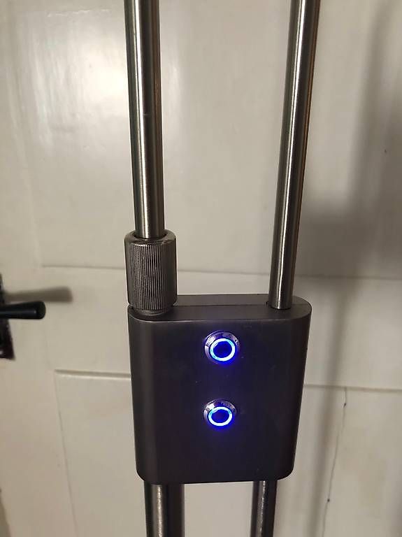 Lampade: Metall LED-Standlampe mit 2 Lichtern – Usato da Münchenstein venduto da Special-Agent007 3
