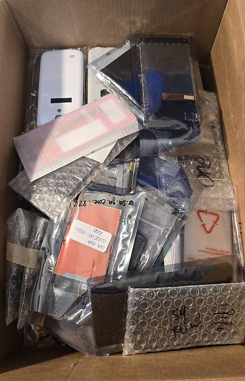 Telefoni cellulari / Smartphones: Capots arrière, châssis, écrans LCD et petites pièces – Usato da Renens VD venduto da MTD2211 1
