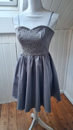H&M  🩶  cocktail kleid hellgrau / silber Grösse 34