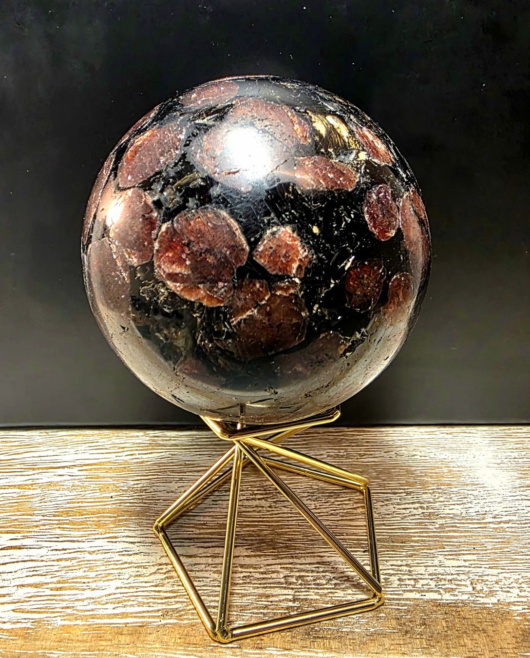 Minerali & Pietre curative: Granat in Astrophyllit Kugel 69mm 586g – Nuovo (secondo la descrizione) da Matzingen venduto da Shay_Crystalz