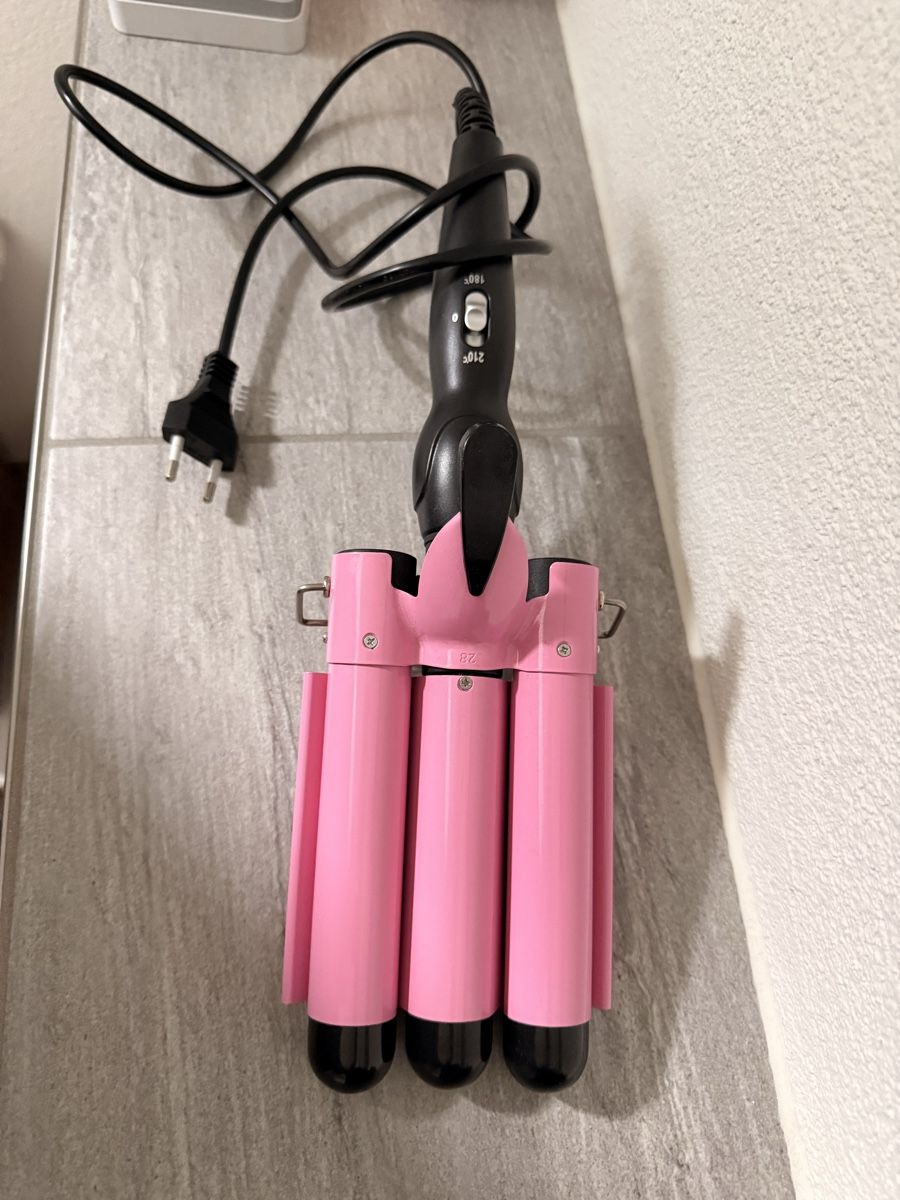 Lockenstäbe & Haarglätter: 3-BARREL HAIR WAVER PINK – Gebraucht aus Stallikon von haeppynessa