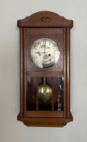 Antike Wanduhr mit Pendel und schönem Gong