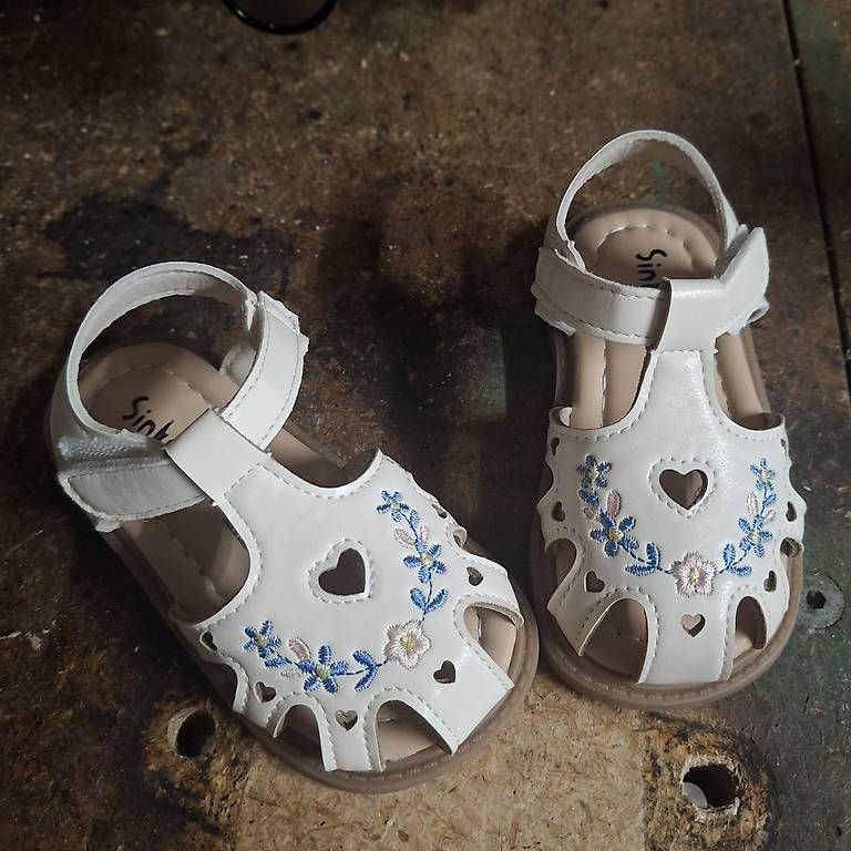 Chaussures garçon: Kinder Sandalen Grösse 22 – D'occasion à Rütschelen par tam_5zbp