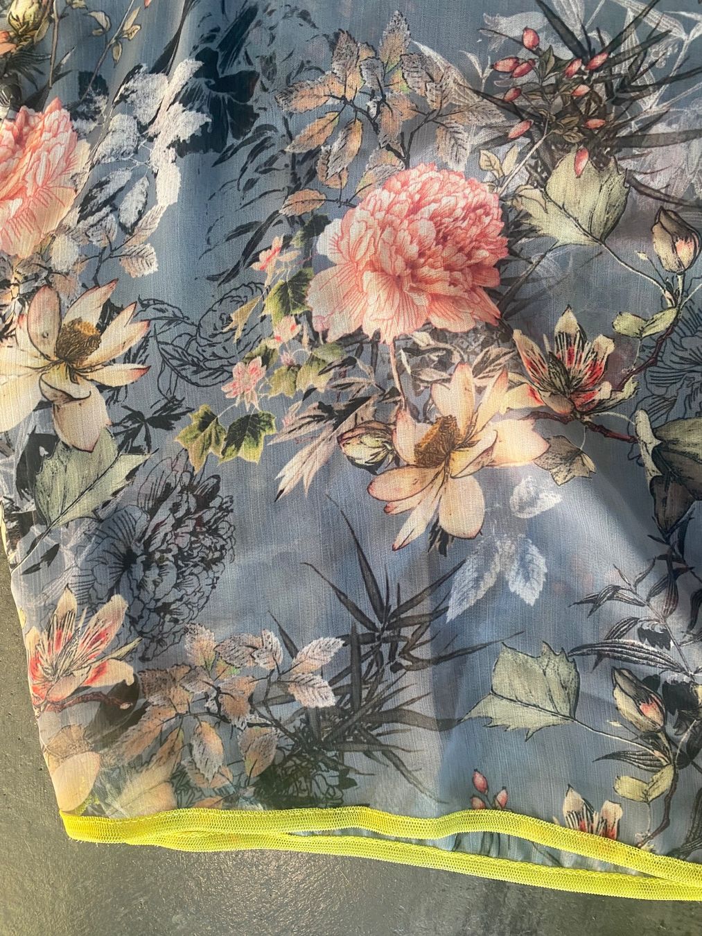 Top: Top grau mit Blumen 38-40 – Usato da Chur venduto da simhofstr 5
