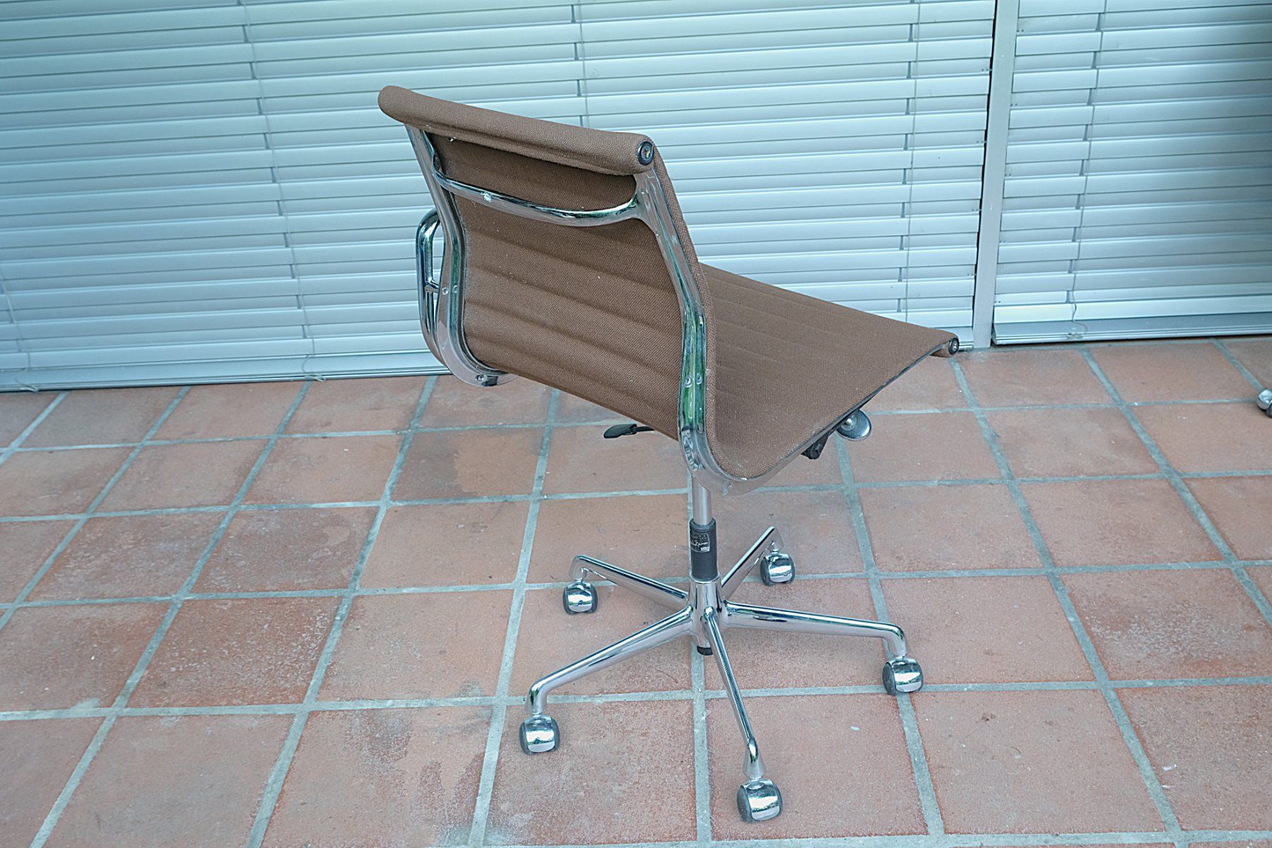 Eames Poltrone: Vitra Eames Aluminium Office Chair EA 117 – Usato da Bern venduto da secondchoice 3
