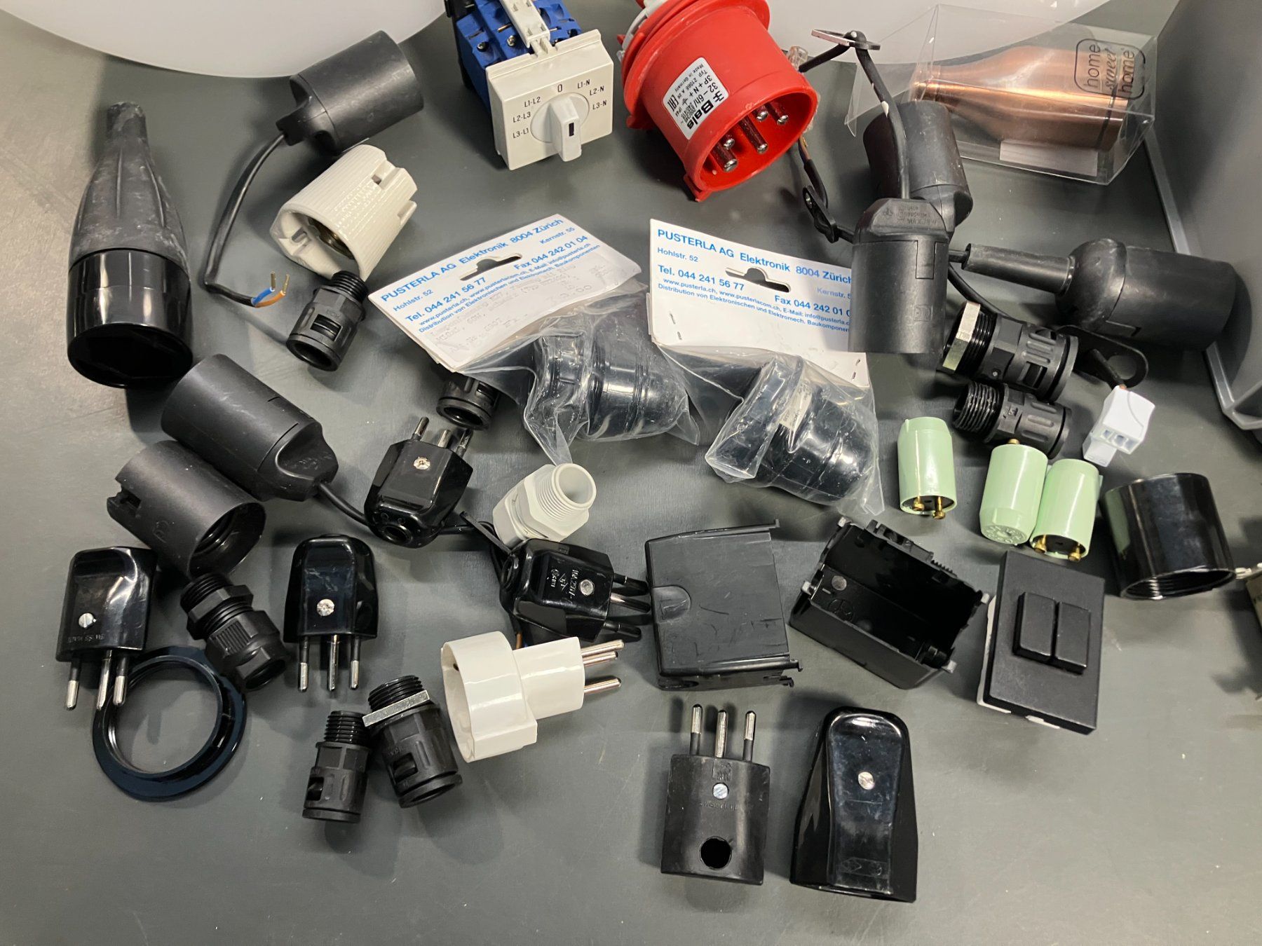 Tous les outils: Post. div. El. Material mit LED Deckenlampen ab 1.- – D'occasion à Lichtensteig par Buy24International 4