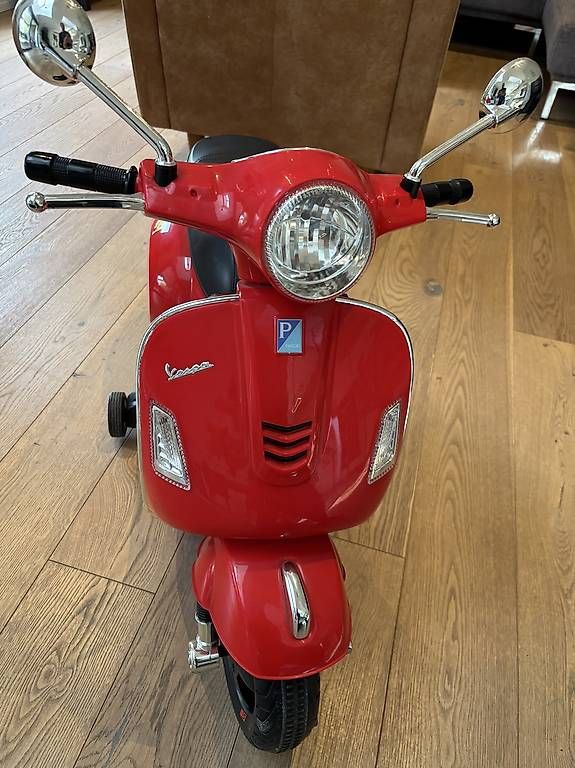 Véhicules pour enfants: Vespa enfant rouge – D'occasion à Lausanne par Blooly
