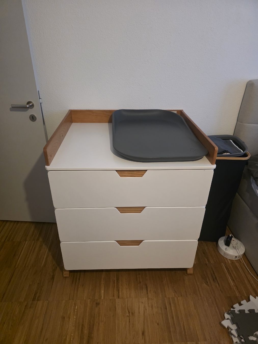 Cassettiere: Table à langer commode 3 tiroirs bois blanc et bois clair – Nuovo (secondo la descrizione) da Zürich venduto da cmo_r8vp