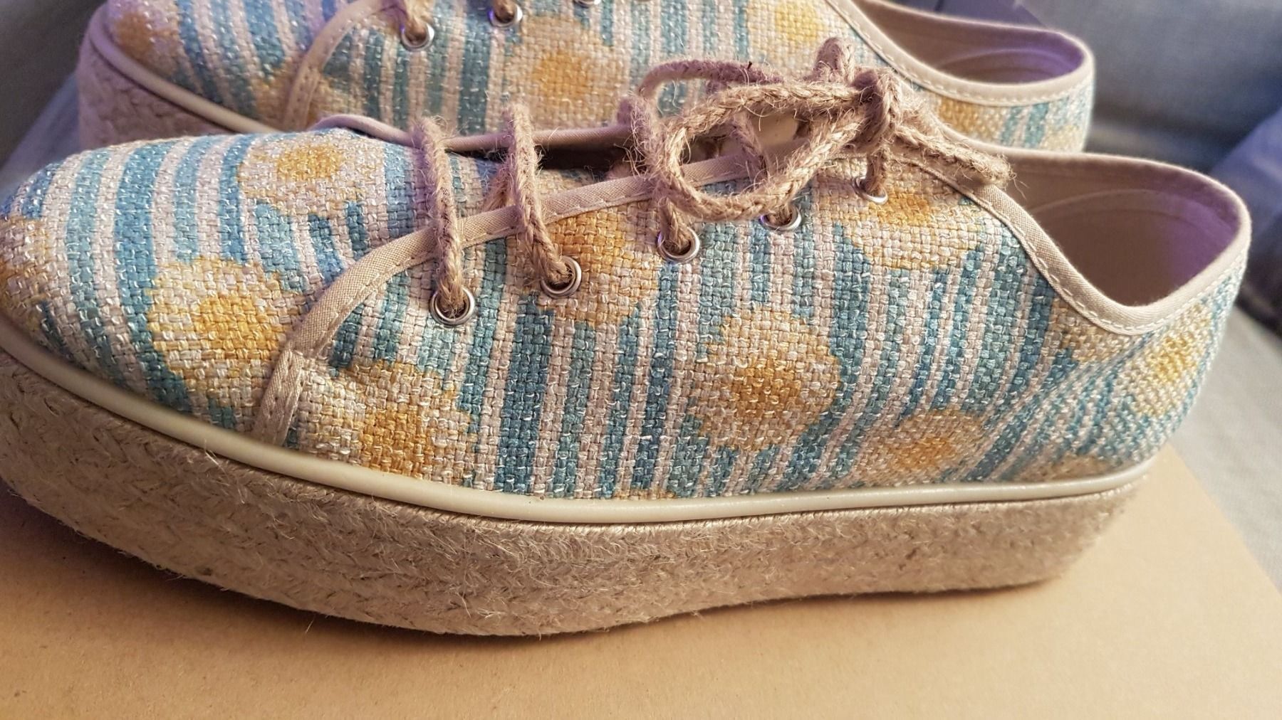 Scarpe da donna: Beiger Stoffsneaker mit Plateausohle – Nuovo e nell'imballaggio originale da Oberengstringen venduto da Sheera7 1