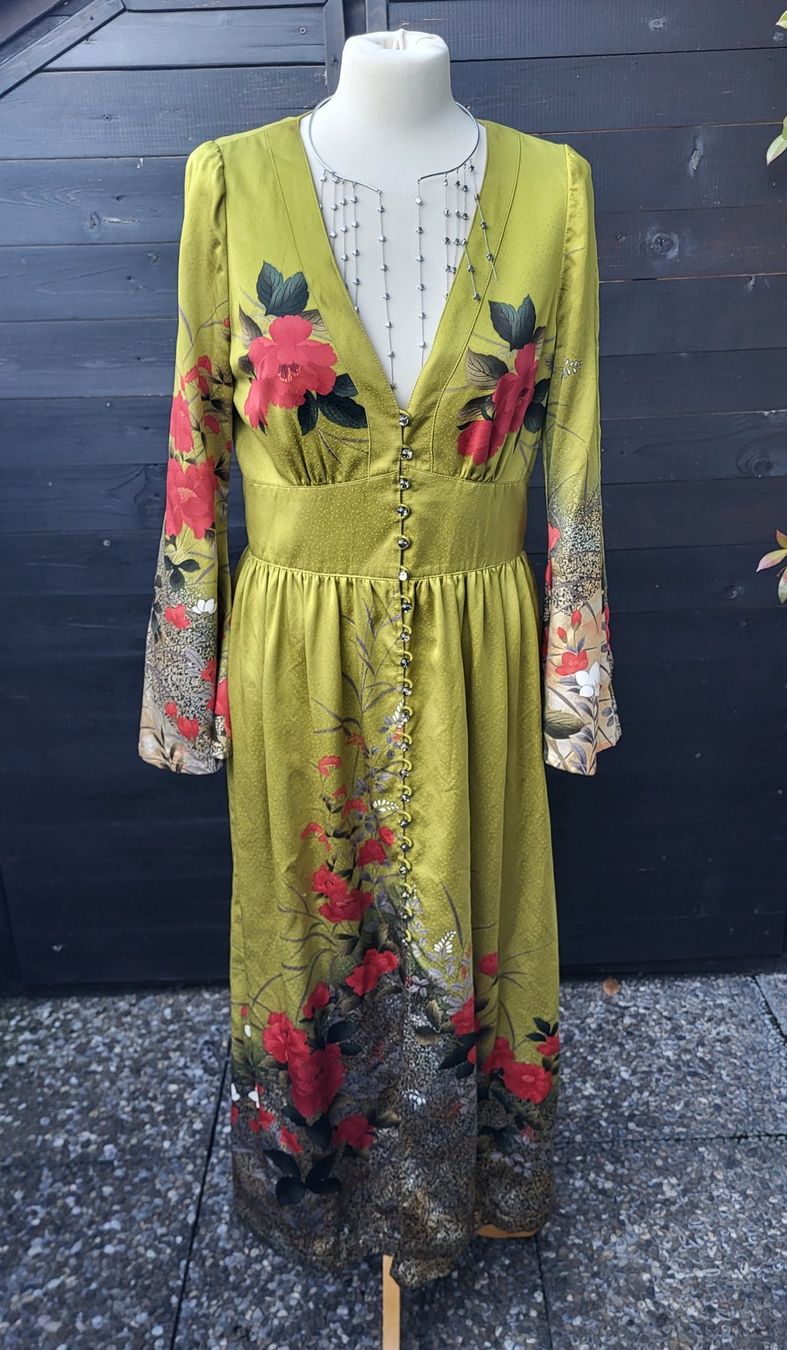 Vestiti: Robe en soie olive – Nuovo (secondo la descrizione) da Fribourg venduto da VictoriaShop7
