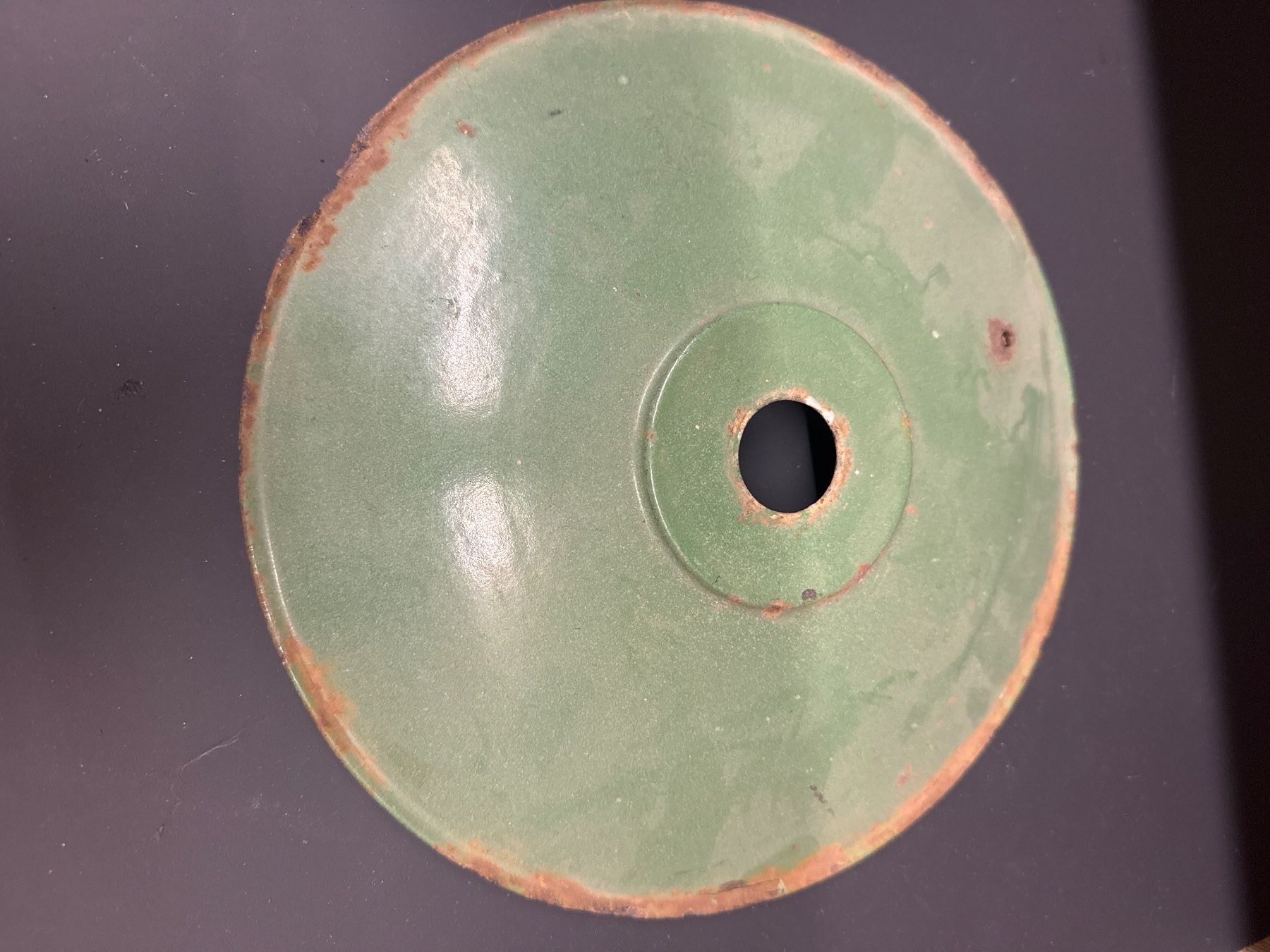 Paralumi: Lampe abat-jour vintage émaillé vert – Usato da Lajoux JU venduto da Briard0