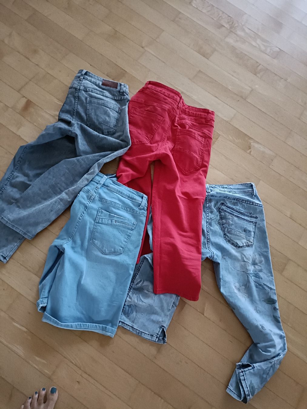 Lotti di vestiti: 3/4 Hosen Damen  – Usato da Gossau SG venduto da scania1509 1