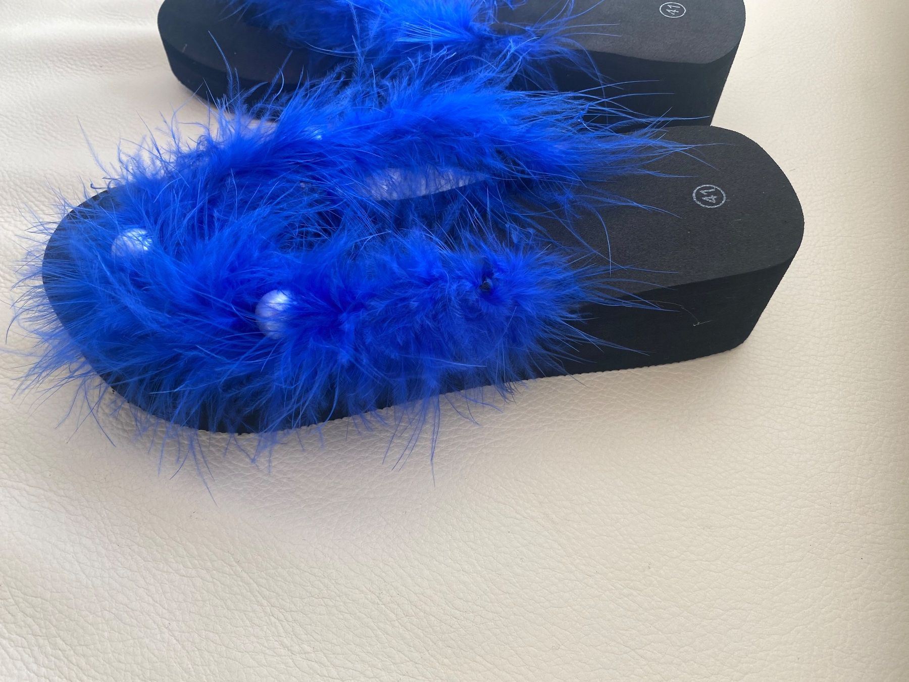 Scarpe da donna: SUMMERTIME - edle/stylische Perlen Flip-Flops, nero/blau, 41 – Nuovo e nell'imballaggio originale da Winkel venduto da ferrari2022