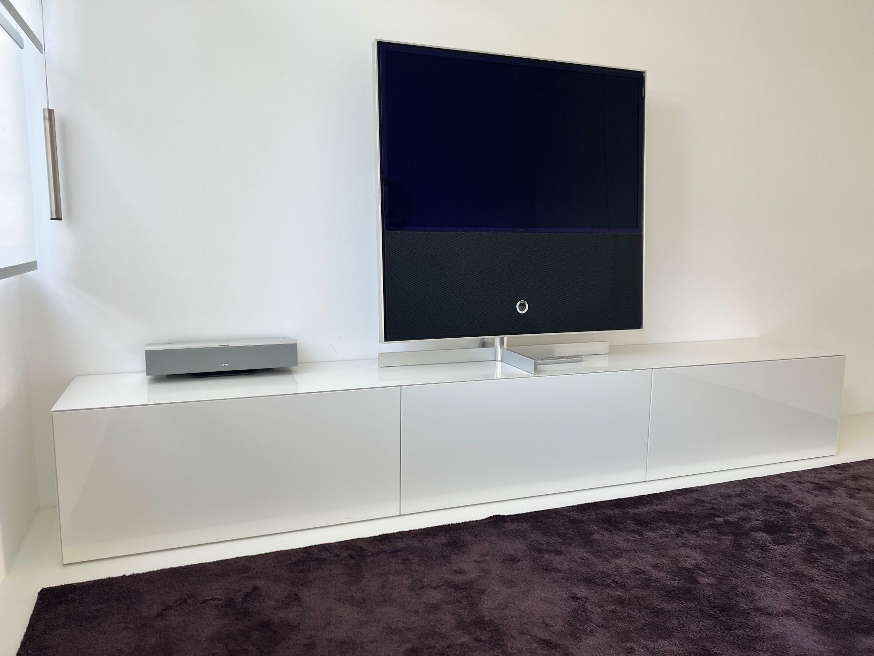 Loewe Meubles TV: Loewe Reference ID40 mit Standfuss +Lowboard weiss Hochglanz – D'occasion à ZUG par sch_xpf5