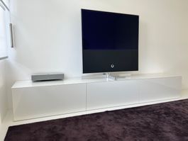 Loewe Reference ID40 mit Standfuss +Lowboard weiss Hochglanz