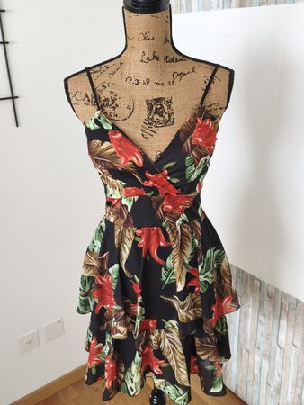 Sommerliches Blumenkleid mit Volants, Made in Italy!