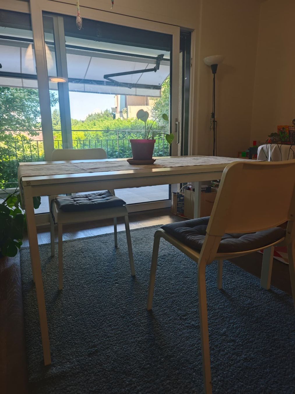 Ikea Set di tavolo e panche: White Dining Table with 2 Chairs – Usato da St-Sulpice VD venduto da nhe_g8vn