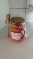 Badesalz Erdbeere im Glas mit Holzlöffel gebraucht