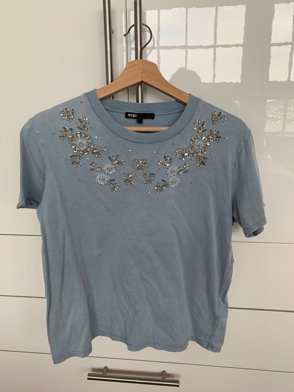 Maje T-shirt: Maje Paris T-Shirt – Usato da Horgen venduto da mag_scv9