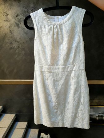 Sommerkleid Grösse 34 weisse Stickerei, Figurbetont