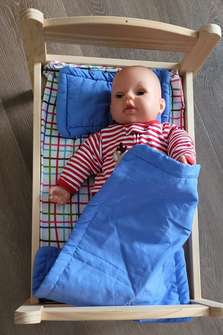 Bambole: Puppenbett mit Puppe und Kleider – Usato da Flawil venduto da airport01 1