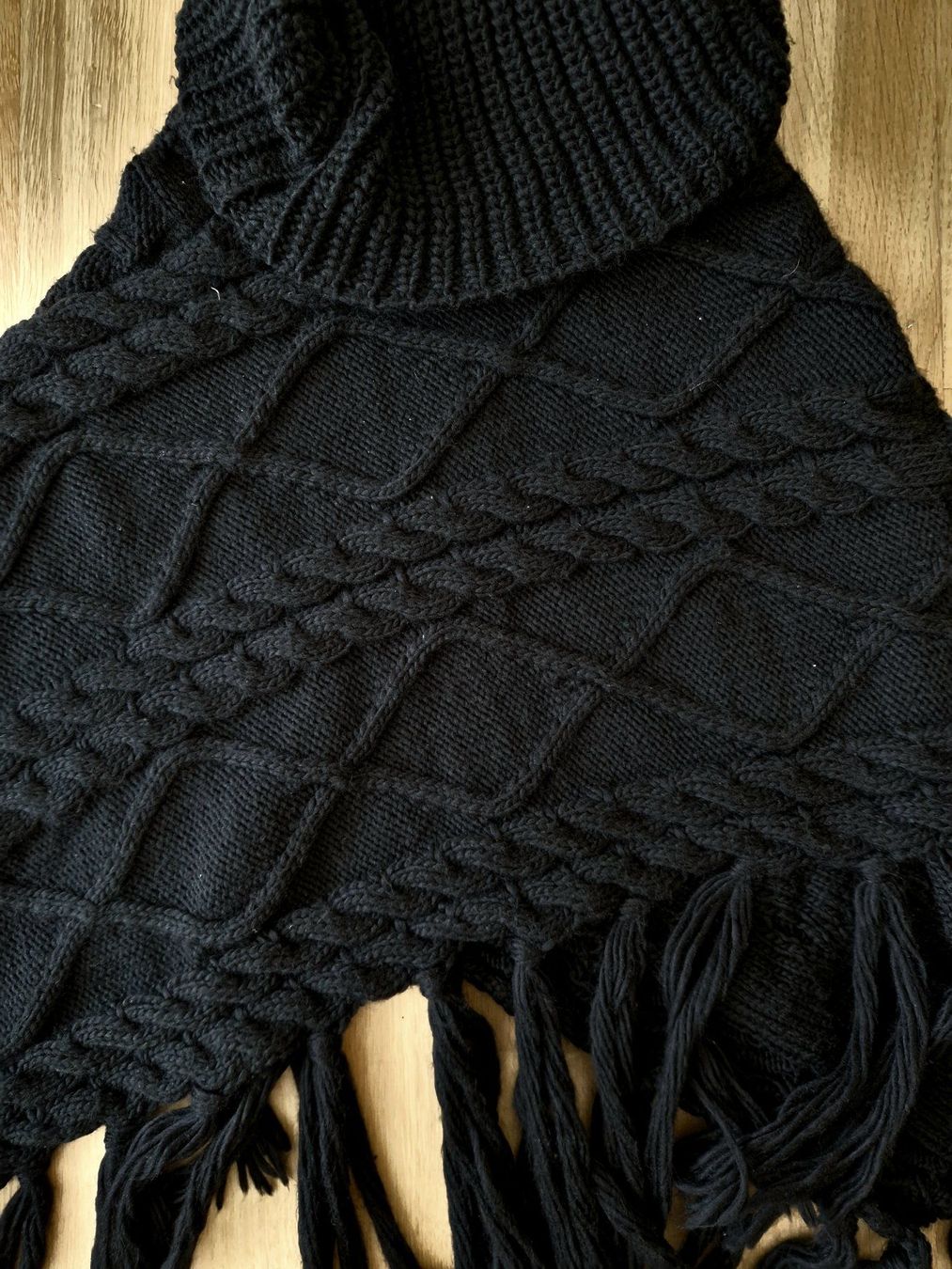 Sonstige Damenmode: schwarzer Poncho – Gebraucht aus Gossau SG von dolores_x 2