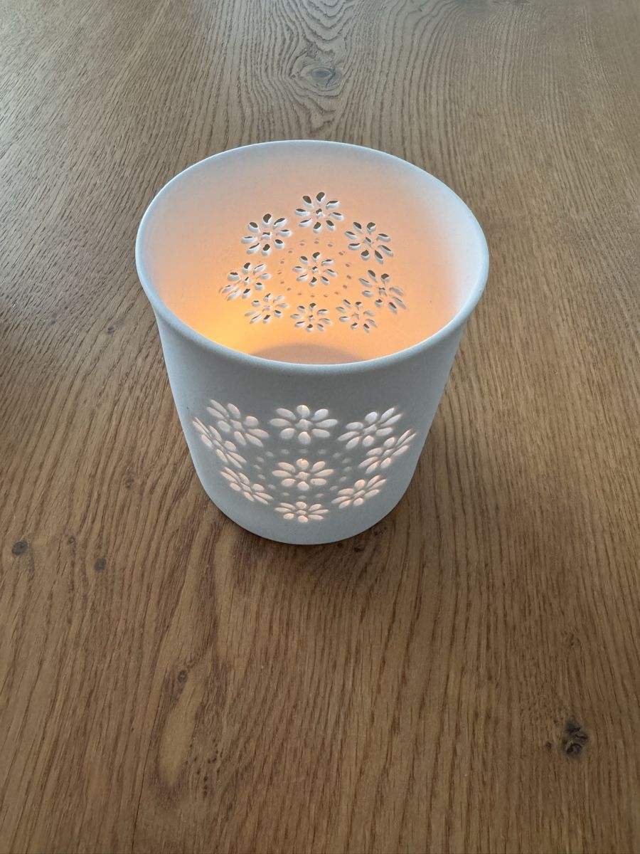 Tutte le decorazioni: 3 Windlichter von Lene Bjerre, weiss Keramik Blumenmuster – Nuovo (secondo la descrizione) da Birr venduto da Jesaja26.4 6