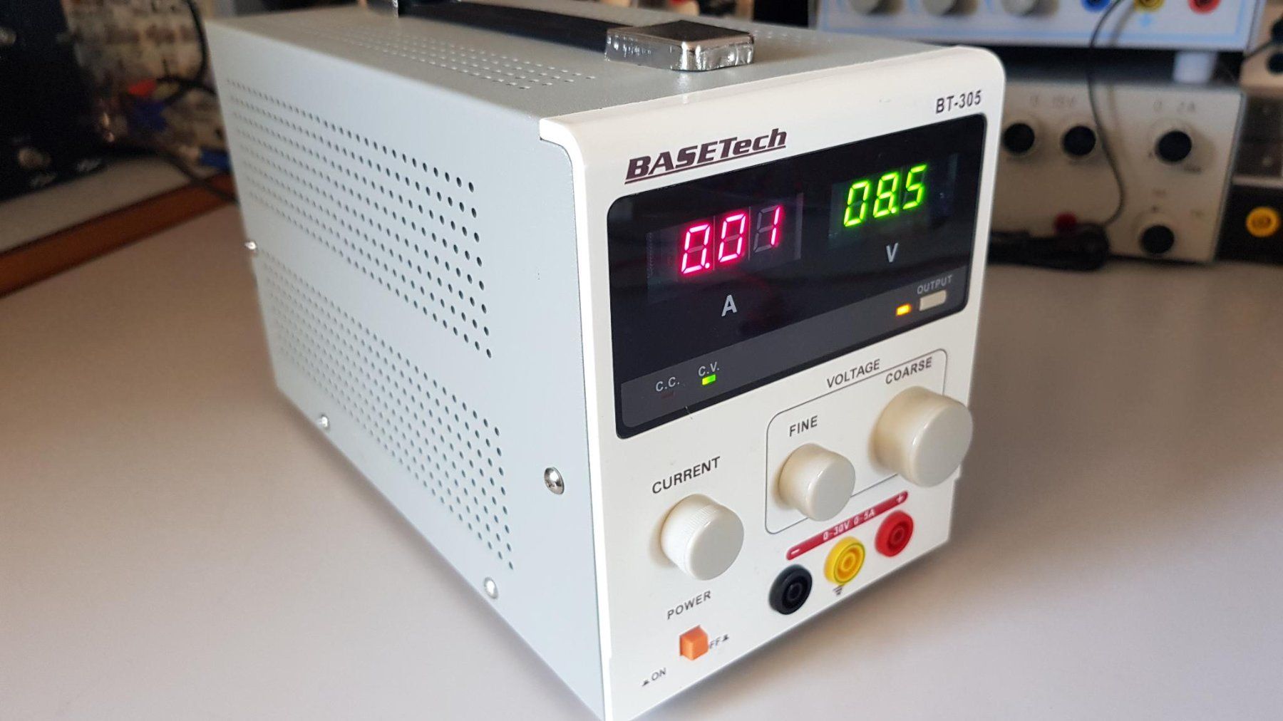 Elettrotecnica: BASETech BT-305 Labornetzteil 0-30VDC 0-5A – Usato da Frauenfeld venduto da Tozz