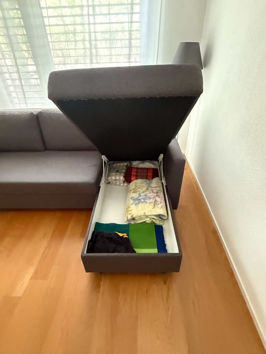 Divani: Neuwertiges Ecksofa mit Bettfunktion und Stauraum grau – Usato da Küttigen venduto da Darido 2