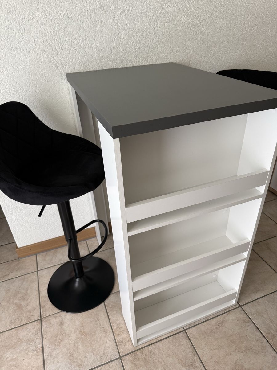 Tavoli: Bartisch mit Barhocker, Top Zustand, muss abgeholt werden – Nuovo (secondo la descrizione) da Ibach venduto da sab_gqg7