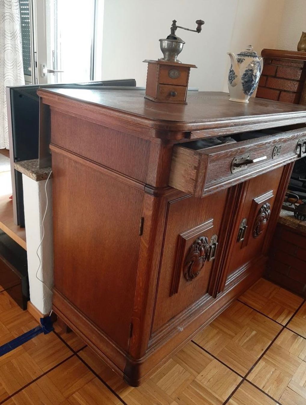 Credenze: Antiker Buffetschrank und Kommode aus Massivholz Eiche – Usato da Trélex venduto da Sonvic 5