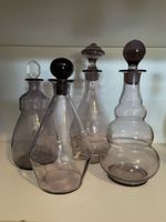 Ensemble de 4 carafes anciennes en verre coloré violet