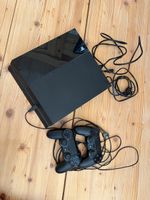 PlayStation 4 Konsole mit 2 Controllern 
