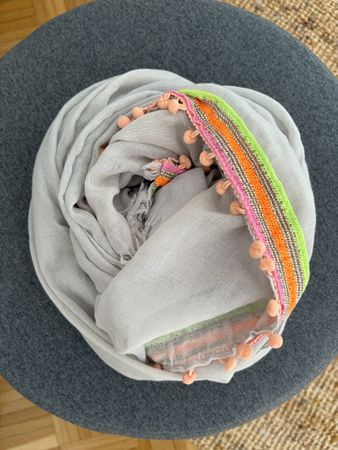 Foulard / Schal  grau mit bunten Bommeln 