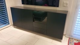 Sideboard schwarz Schubladenfronten und Oberseite Glas.
