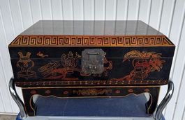 Asiatische Truhe mit Ornamenten, Rarität für Sammler