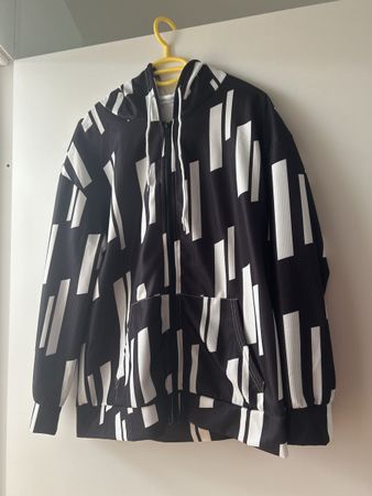 Schwarze Kapuzenjacke mit Muster, Grösse M - Neu!