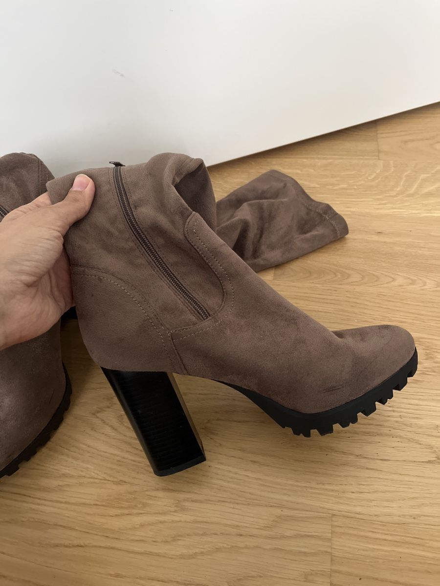 Scarpe da donna: Elegante Wildlederstiefel? mit Blockabsatz, Grösse 41 – Usato da Emmenbrücke venduto da zak_5wtm 4