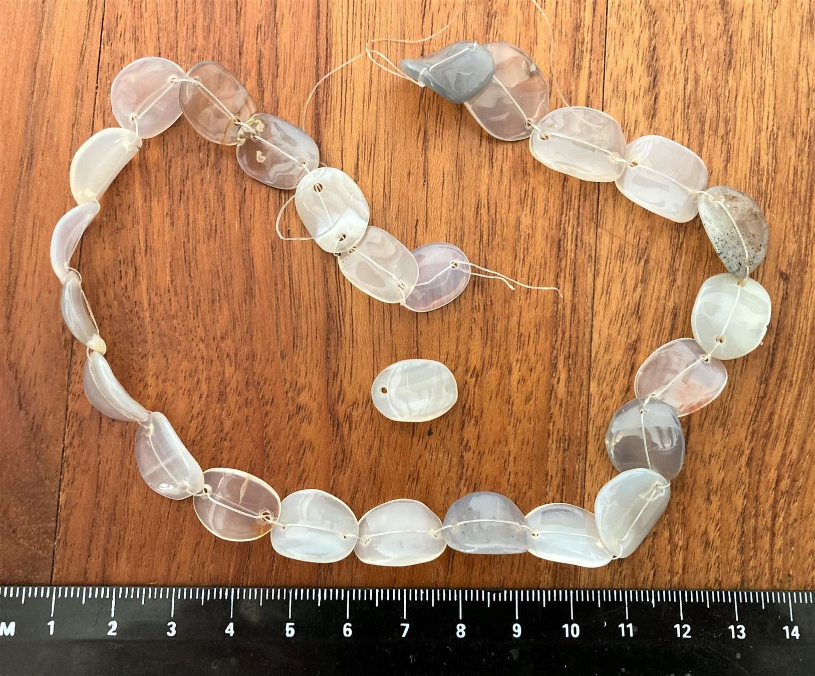 Perle (finte): 1 rang perles Calcédoine / Chalcedon – Nuovo e nell'imballaggio originale da Goumoens-la-Ville venduto da brandonv